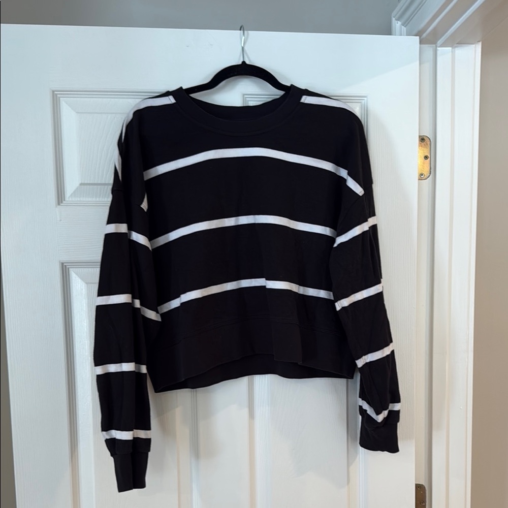 Lululemon Black and White Cropped Crewneck Sweatshirt